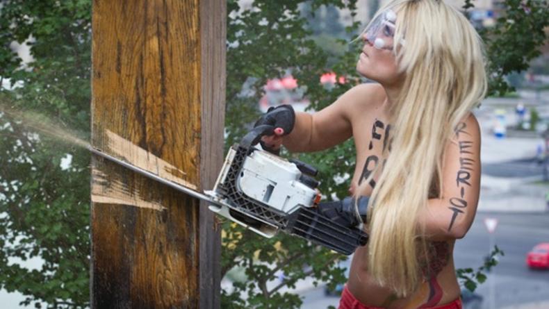 FEMEN спилили крест на Майдане в поддержку Pussy Riot