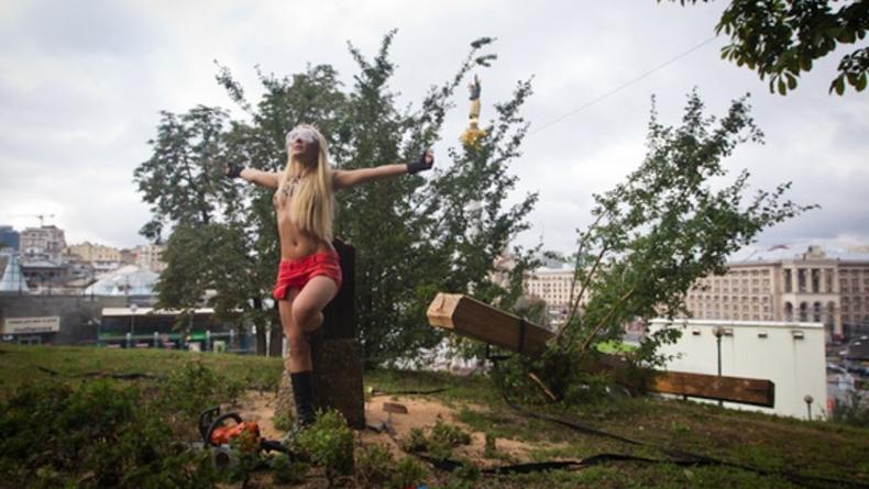 Пятничная резня бензопилой: FEMEN пилят крест на Майдане