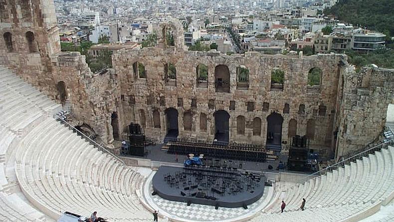 После 2,5 тыс. лет перерыва открывается театр Диониса