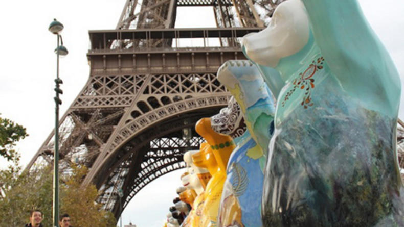 Яркие медведи появились в центре Парижа (ФОТО)