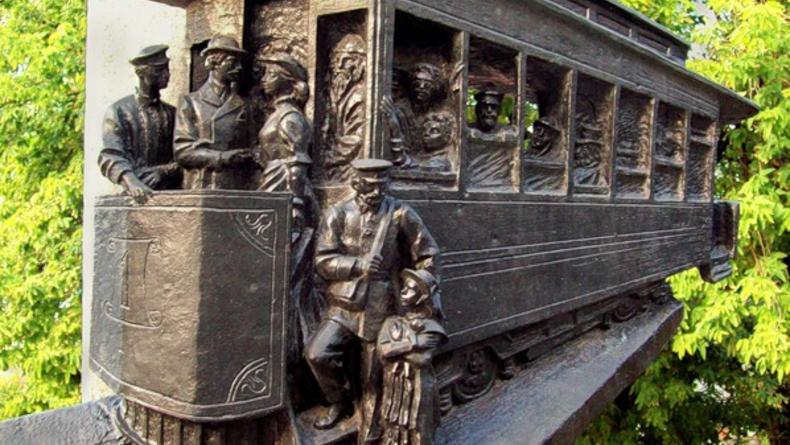 В Киеве пропал Памятник Первому киевскому трамваю