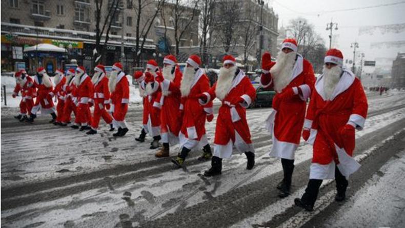 Парад Дедов Морозов на Крещатике