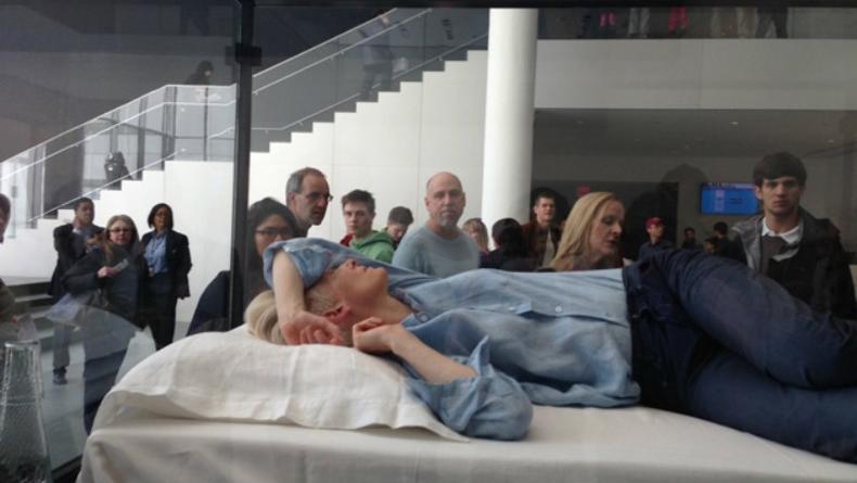 Тильда Суинтон спит в ящике в музее Нью-Йорка (ФОТО)