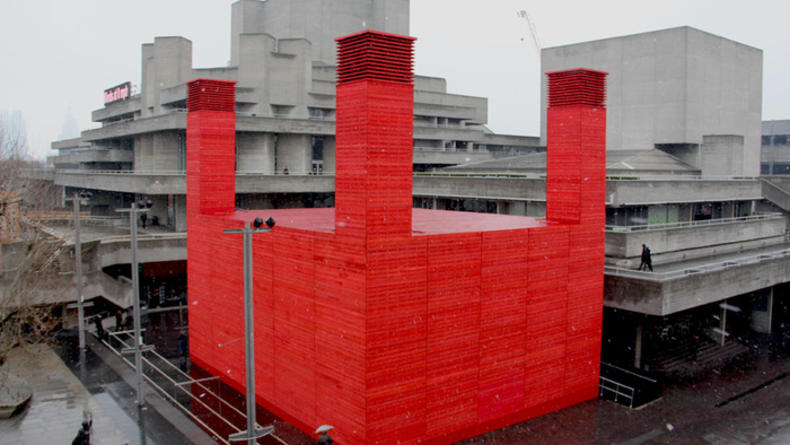 Необычный красный театр открыли на берегу Темзы (ФОТО)
