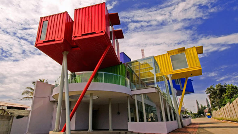 Библиотеку из контейнеров построили в Индонезии (ФОТО)