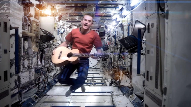 Астронавт на МКС снял клип на песню Дэвида Боуи (ВИДЕО)