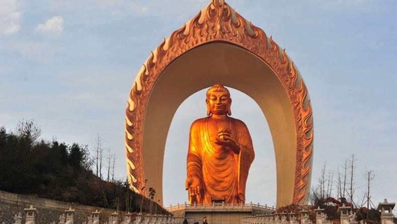 Самую большую статую Будды в мире установили в Китае