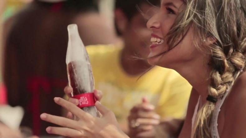 Coca-Cola создали бутылку изо льда (ВИДЕО)