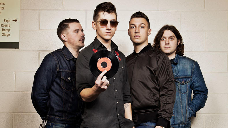 Arctic Monkeys спели новую песню на фестивале (ВИДЕО)