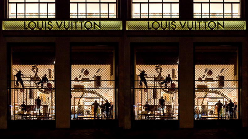 Витрины Louis Vuitton украсили останки динозавров