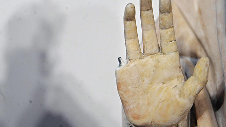 Турист из США отломал палец 600-летней статуе