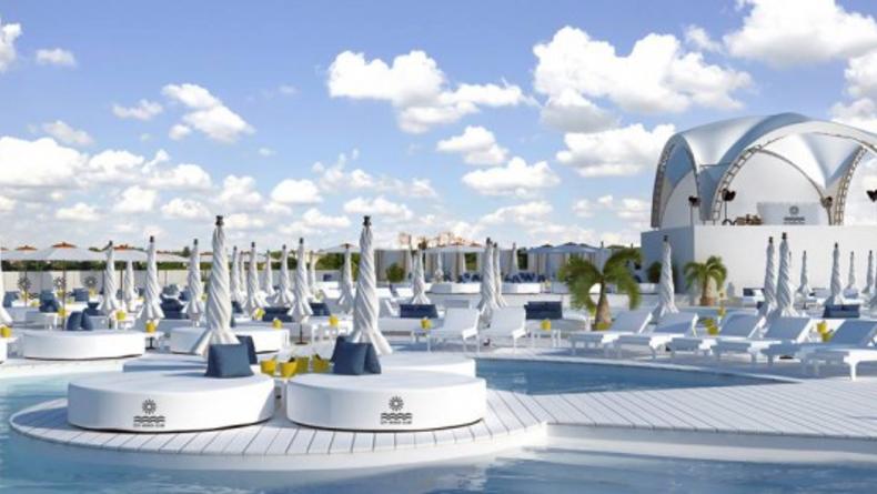 На крыше ТЦ Ocean Plaza открылся клуб с бассейнами (ВИДЕО)