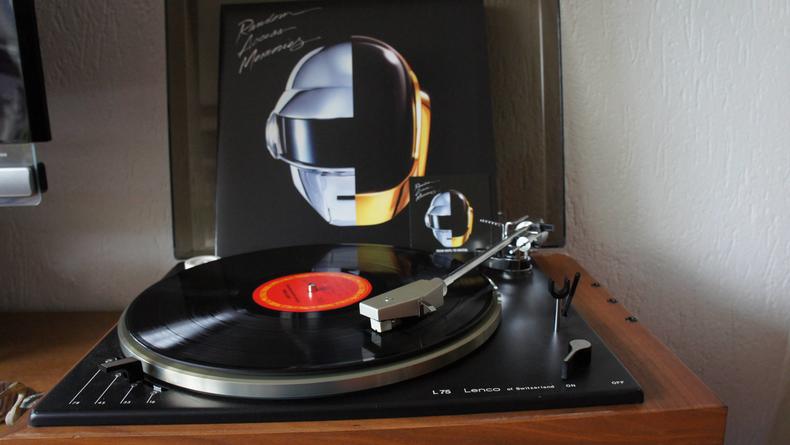 Daft Punk и Arctic Monkeys возвращают моду на пластинки