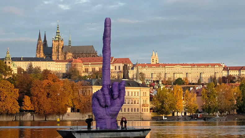 Чешский художник показал правительству средний палец