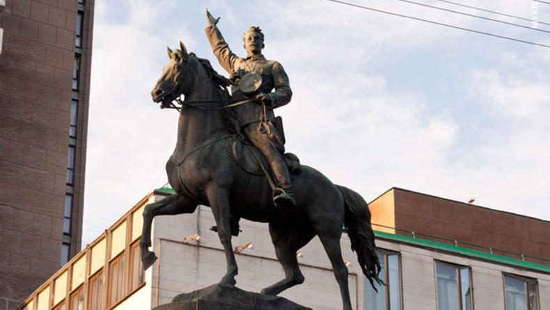 Главные конные памятники в Киеве