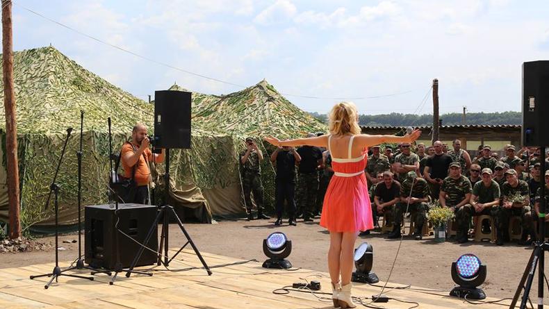 Украинские музыканты выступили перед солдатами (ФОТО)