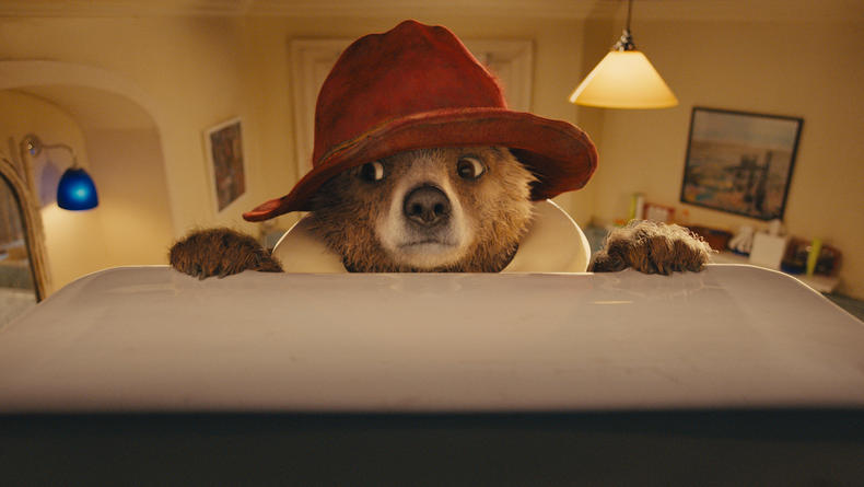 Говорящий медведь в красной шляпе приехал в Лондон