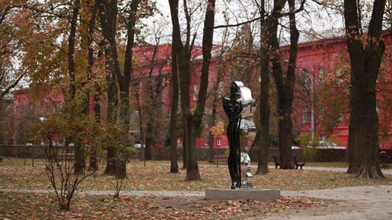 Любовь и голуби: новая скульптура в парке Шевченко