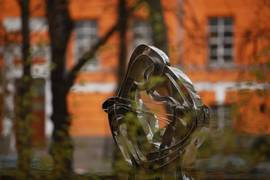 Скульптурные эмоции: памятники, которые обнимаются