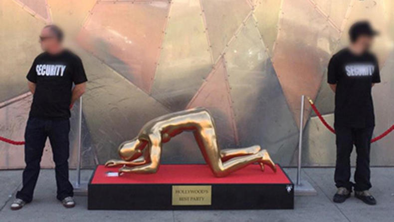 Оскар и наркотики: новая скульптура в Голливуде