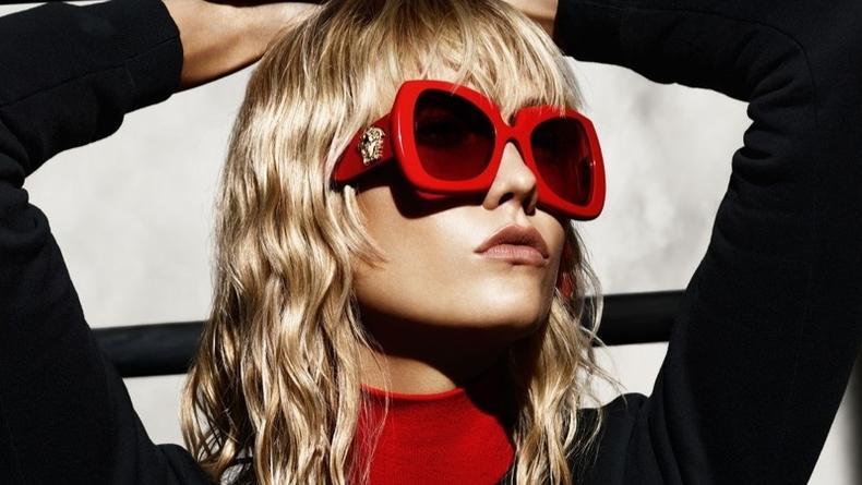 Модель Карли Клосс снялась в рекламной кампании Versace