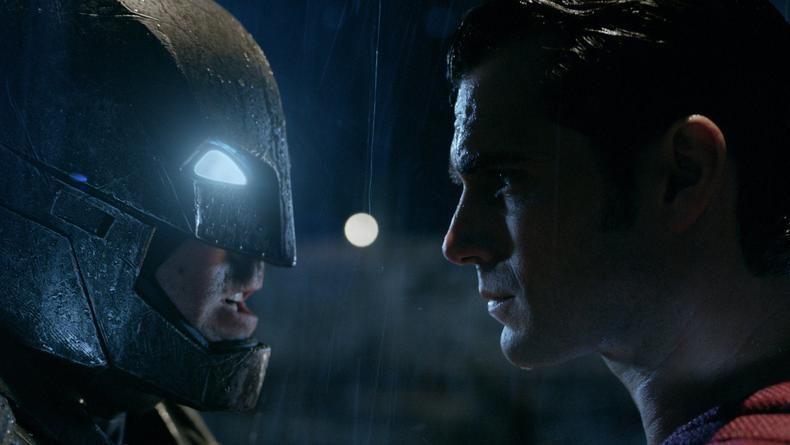 Вопиющая наглость: Супермен снимает маску с Бэтмена