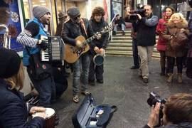 Борис Гребенщиков спел на улице возле киевского метро