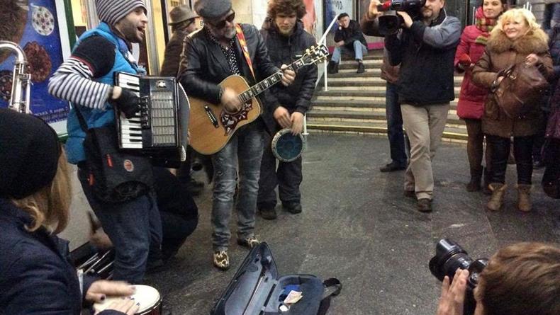 Борис Гребенщиков спел на улице возле киевского метро