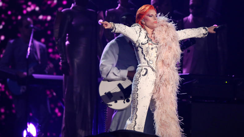 Леди Гага выступила на Грэмми с трибьютом Боуи