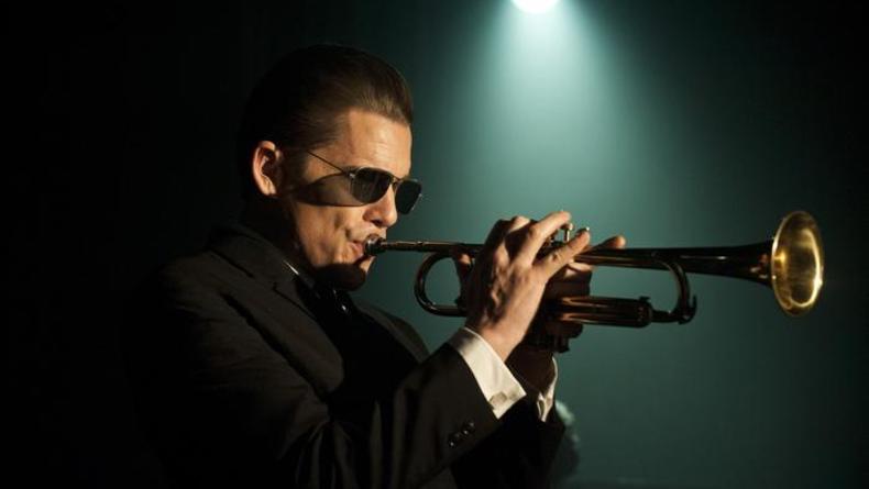 Итан Хоук сыграл известного джазового трубача
