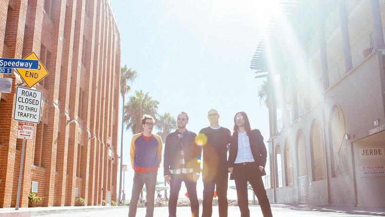 Weezer презентовали новую песню и клип
