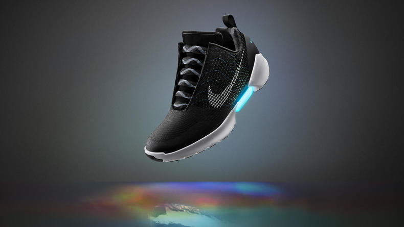 Nike выпустила самозашнуровывающиеся кроссовки