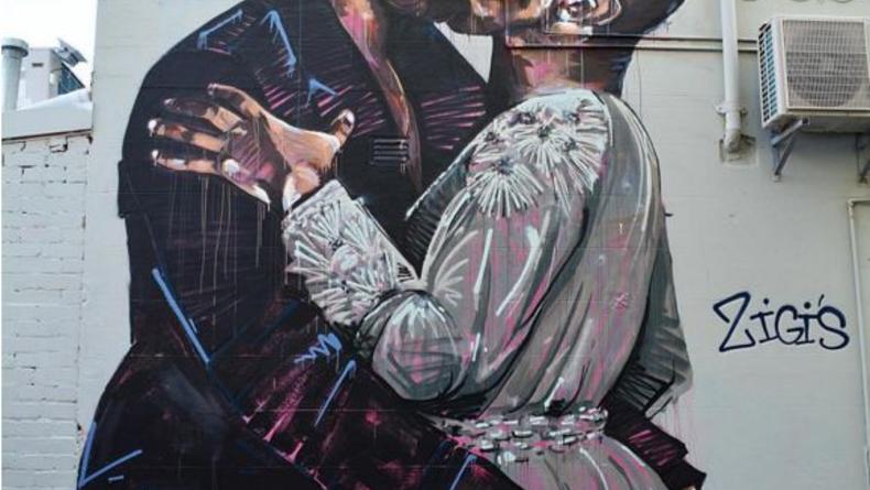 В Сиднее появилось граффити, на котором Канье Уэст целует себя
