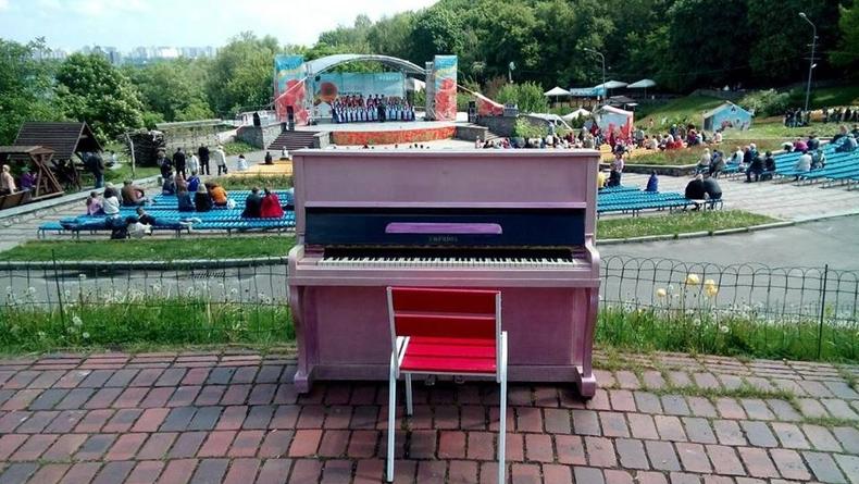 На Певческом поле установили розовое пианино