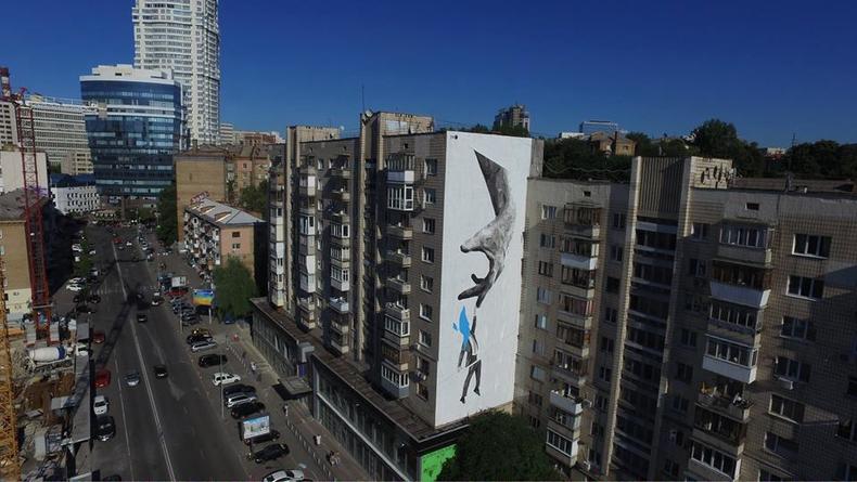 Греческий художник Ino нарисовал новый мурал в Киеве
