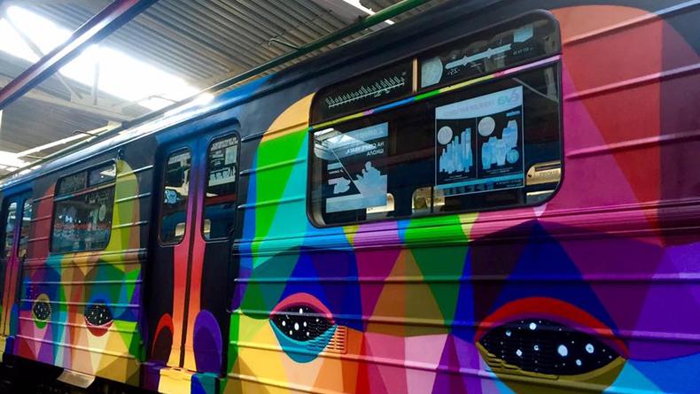 В Киеве известный стрит-художник разрисовал состав метро