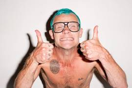 Фли из RHCP дал горилле поиграть на своей гитаре