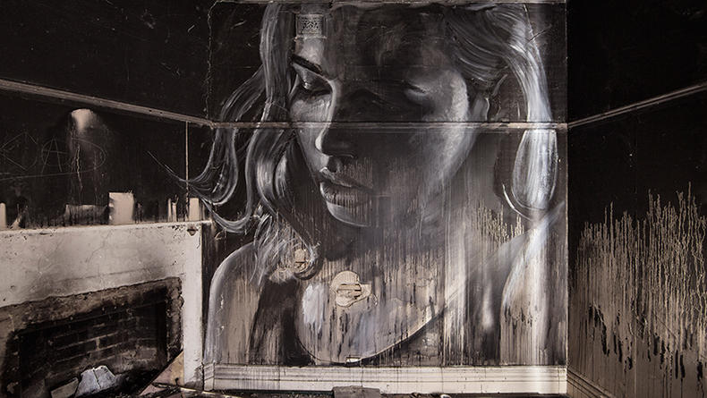 Стрит-арт: женские портреты в заброшенных домах