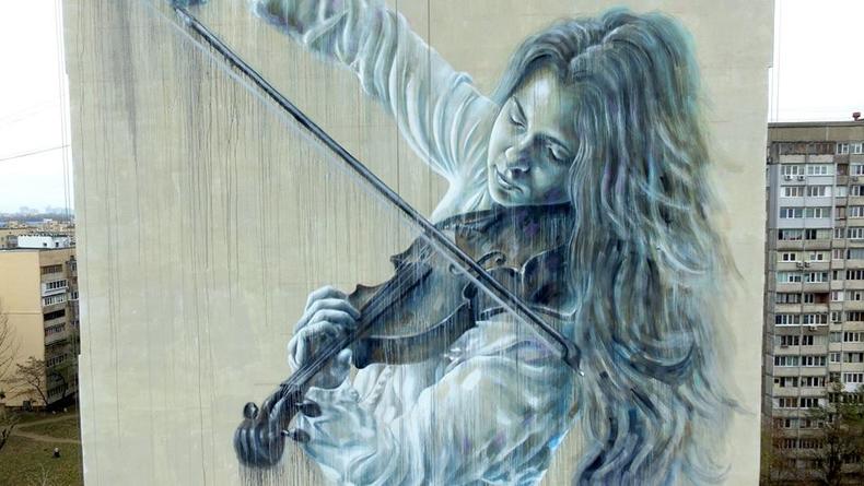 На Борщаговке нарисовали мурал с девушкой-скрипачкой