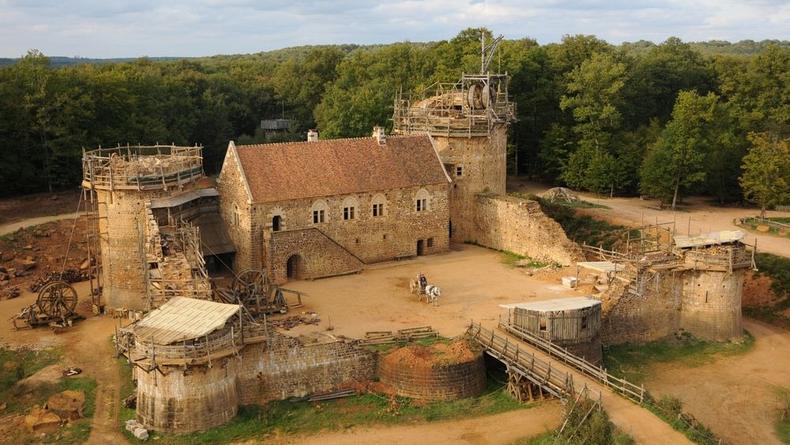 Во Франции строят средневековый замок по старым технологиям