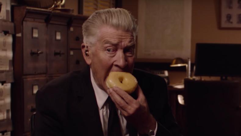 Дэвид Линч ест пончик в Твин Пиксе