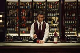 Клайв Оуэн сыграл бармена в рекламе Campari