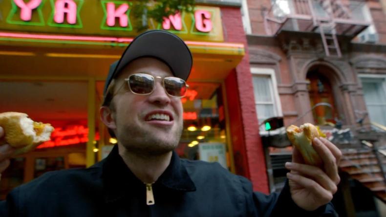 Роберт Паттинсон ищет хот-дог в новой короткометражке