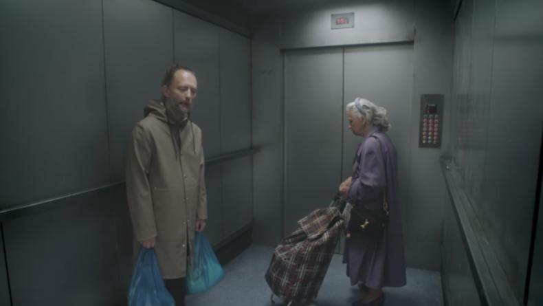 Лифт и синие пакеты в новом клипе Radiohead