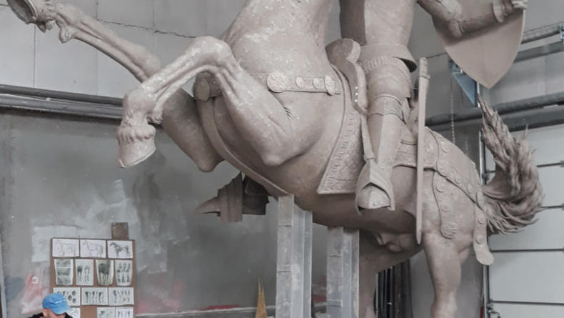 Шестиметровый бронзовый конный монумент отправляется из Киева в Литву