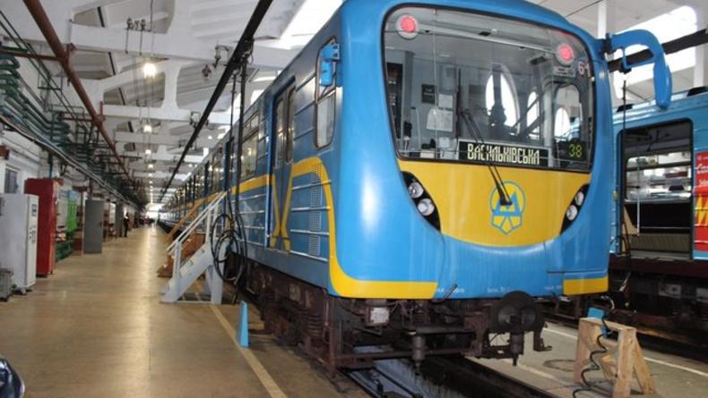 В Киеве на "синей ветке" метро запустили необычный поезд