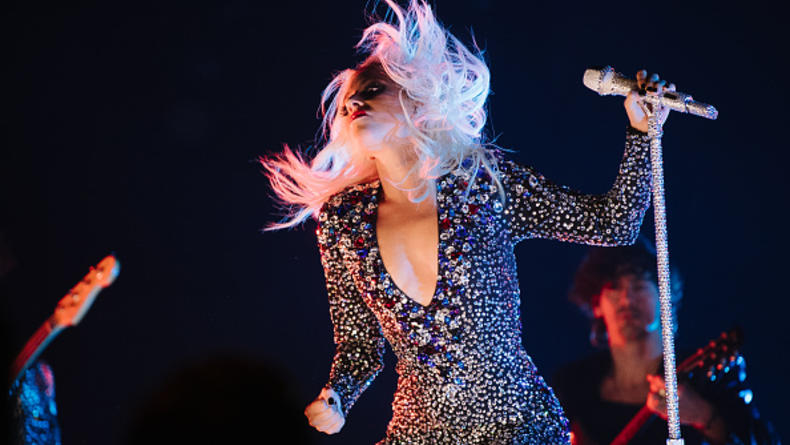 Не удержались: Леди Гага запрыгнула на фаната и свалилась со сцены