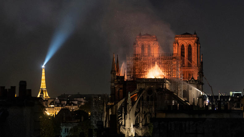 "Нотр-Дам в огне": О пожаре в соборе Парижской Богоматери снимут фильм