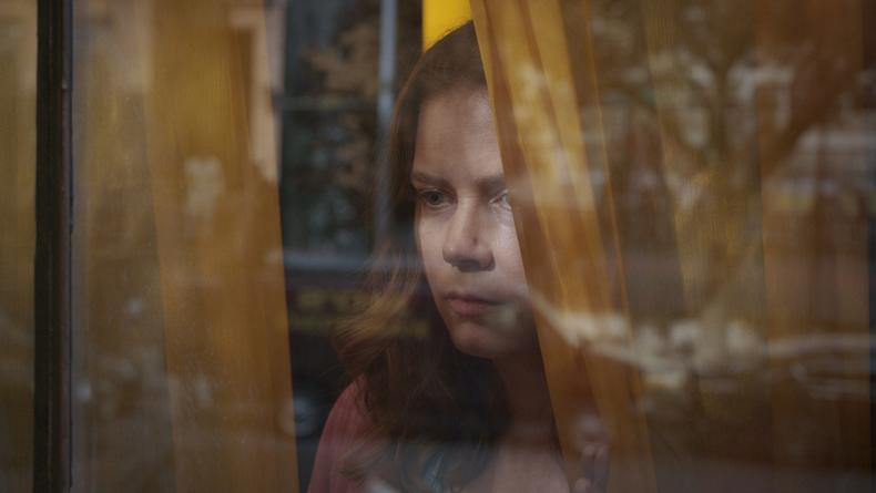 Триллер Женщина в окне не выйдет в кино: Его можно будет посмотреть онлайн