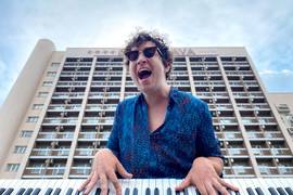 План действий на уикенд: Pianoбой, вечеринка и фестиваль красок